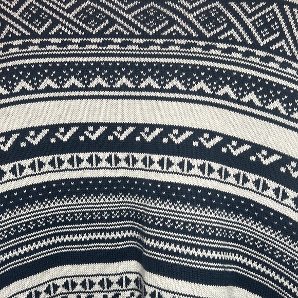 Levi’s Sweater - Picture 2 of 3